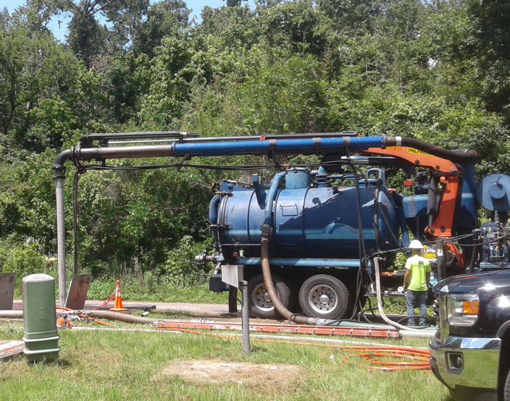 USST CREW WITH COMBINATION3® TRUCK AT WORK ON LIFT STATION IN NORTH FLORIDA.